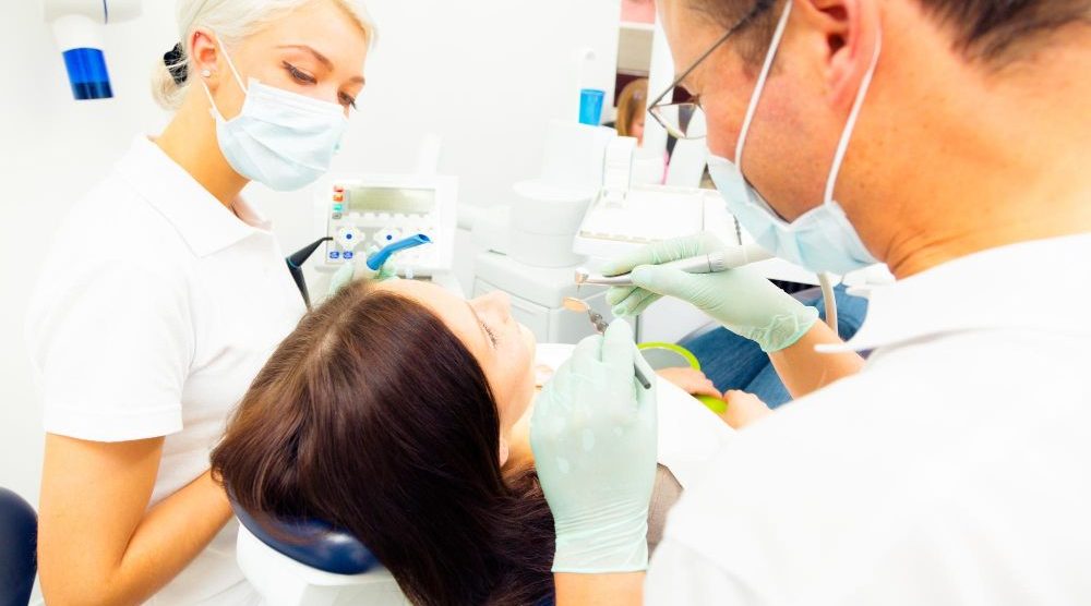 Traduction médicale de dispositifs dentaires intégrée à la validation qualité et à la mise en page professionnelle.