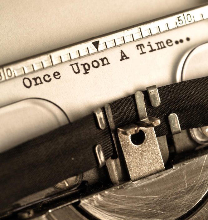 Professionnels de l’édition et du secteur audiovisuel travaillant sur des contrats et projets créatifs, illustrant la traduction assermentée liée aux droits d’auteur