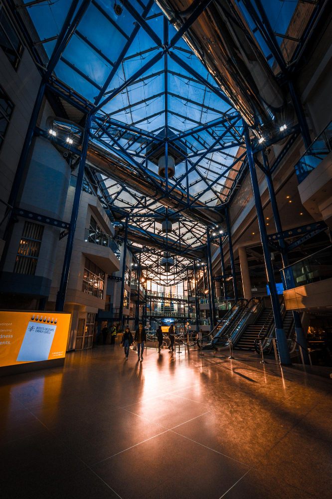 Réunion d’équipes en entreprise, illustrant les services de traduction assermentée pour PME, ETI, multinationales et acteurs de l’import-export