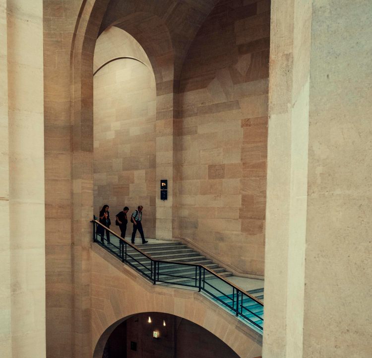 Réunion d’agents publics et institutionnels, illustrant les services de traduction assermentée pour administrations et organisations internationales