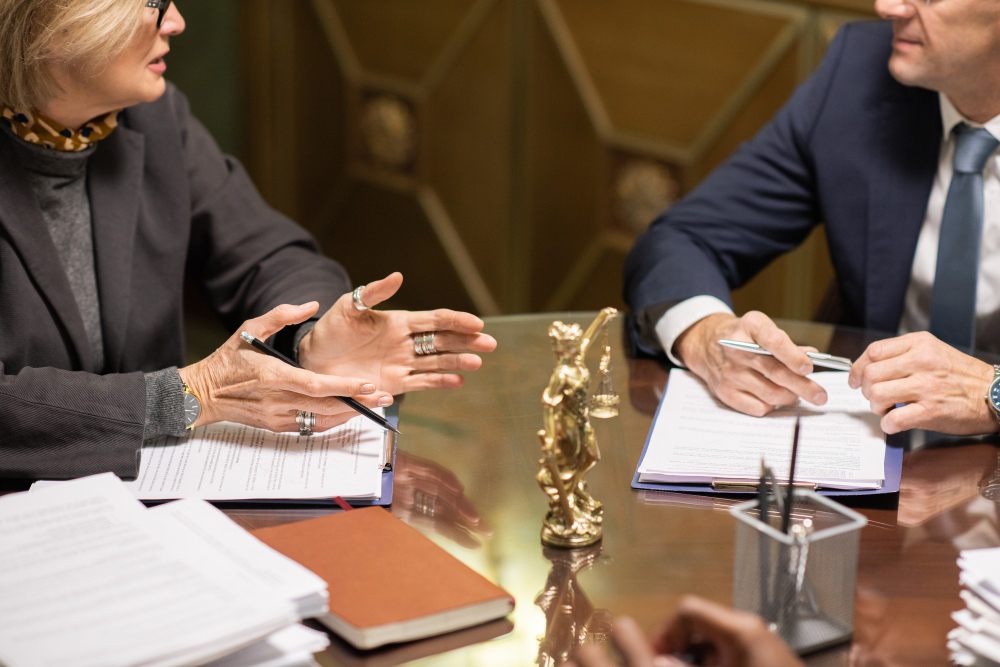 Traducteur expert travaillant sur des documents juridiques et assermentés