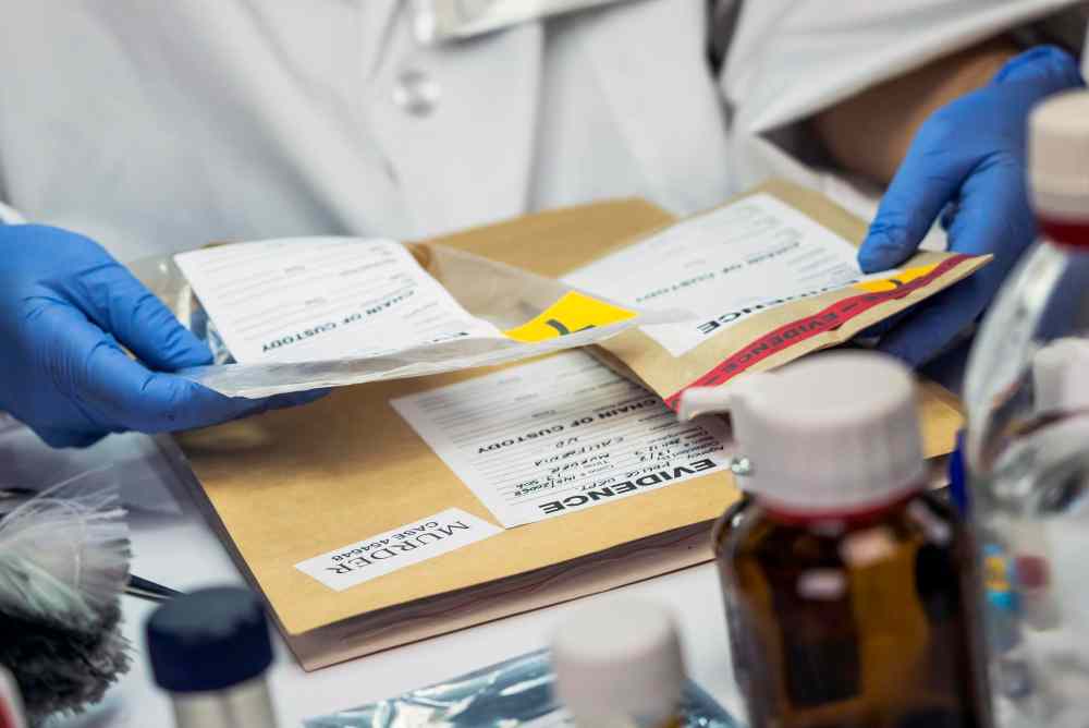 Etichette per dispositivi medici: testi in spazio ridotto con avvertenze, simboli e unità coerenti