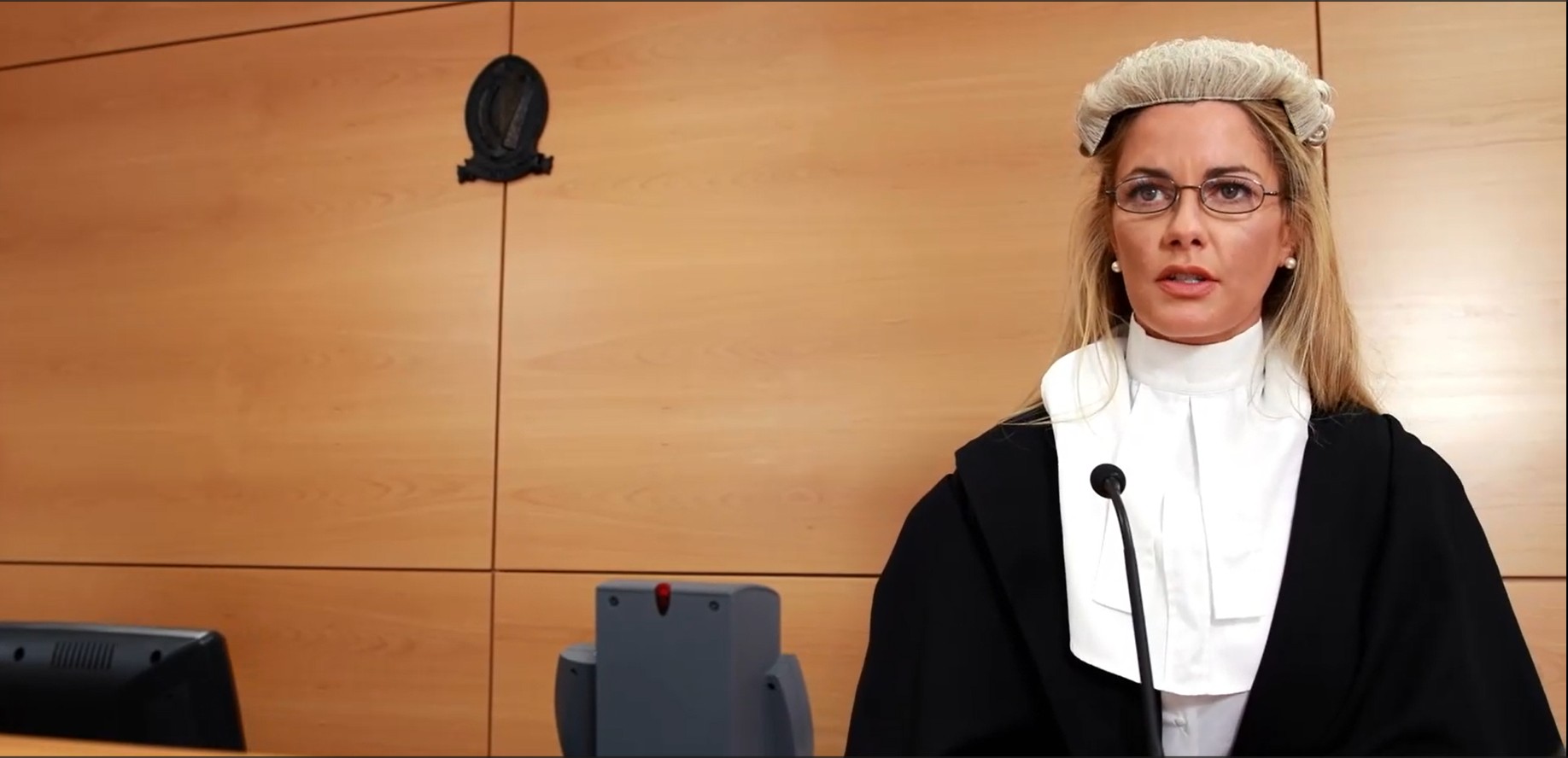 Contrats, actes, décisions, certificats et pièces juridiques destinés aux tribunaux, notaires et administrations