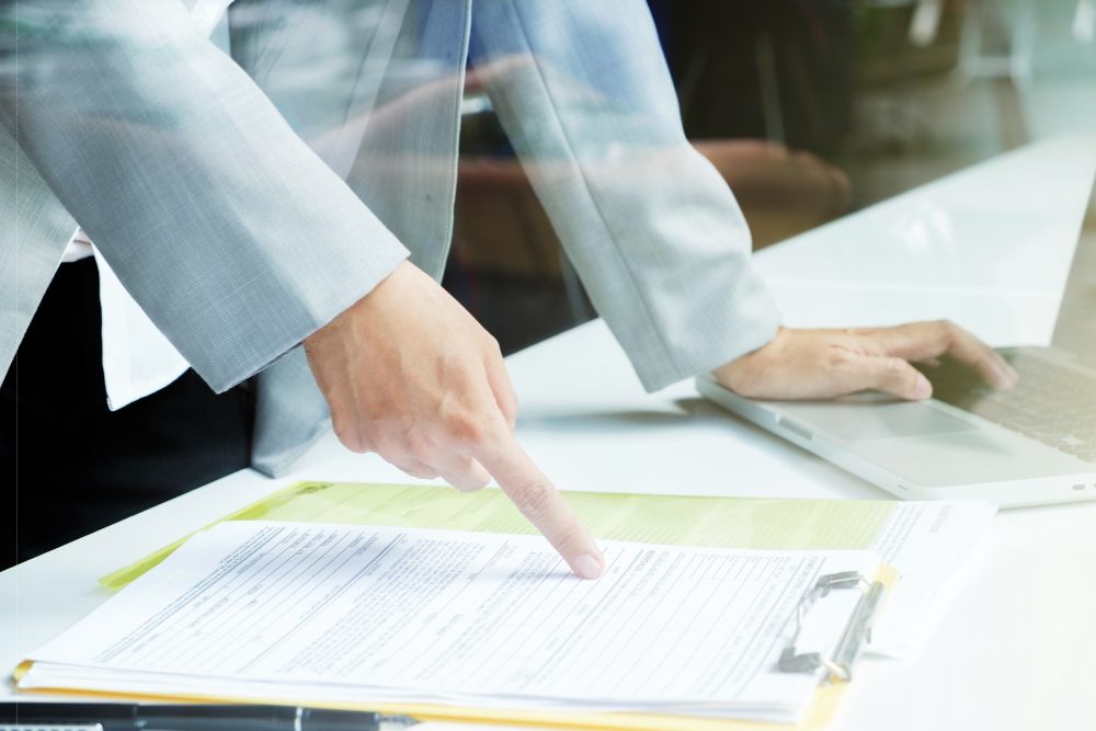 Documenti contrattuali pronti al deposito grazie a traduzione giuridica asseverata, DTP integrato e consegna tracciata.