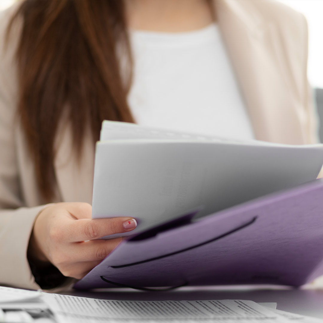 Editor esamina attentamente un manoscritto per la valutazione editoriale.
